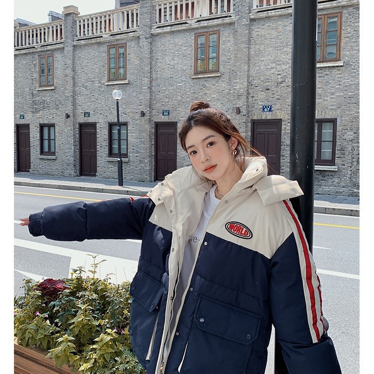 Colocación de la ropa de algodón de pluma femenina versión coreana suelta y gruesa 2024 nueva ropa de algodón ins estudiantes chaqueta de algodón cálida