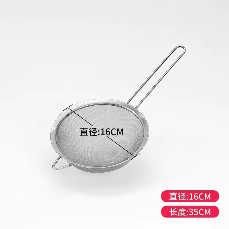 スプーンの家庭用台所の生け垣の濾過網は面の大きいサイズのステンレスをすくい取ってギョーザのジュースの豆乳のふるいをすくいます。|undefined