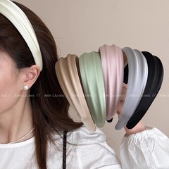 韓国の清新で広い髪のカチューシャの女性の夏2025新型のカチューシャの高い頭の頂の時間はまだ洋気圧のカチューシャの髪飾りです。