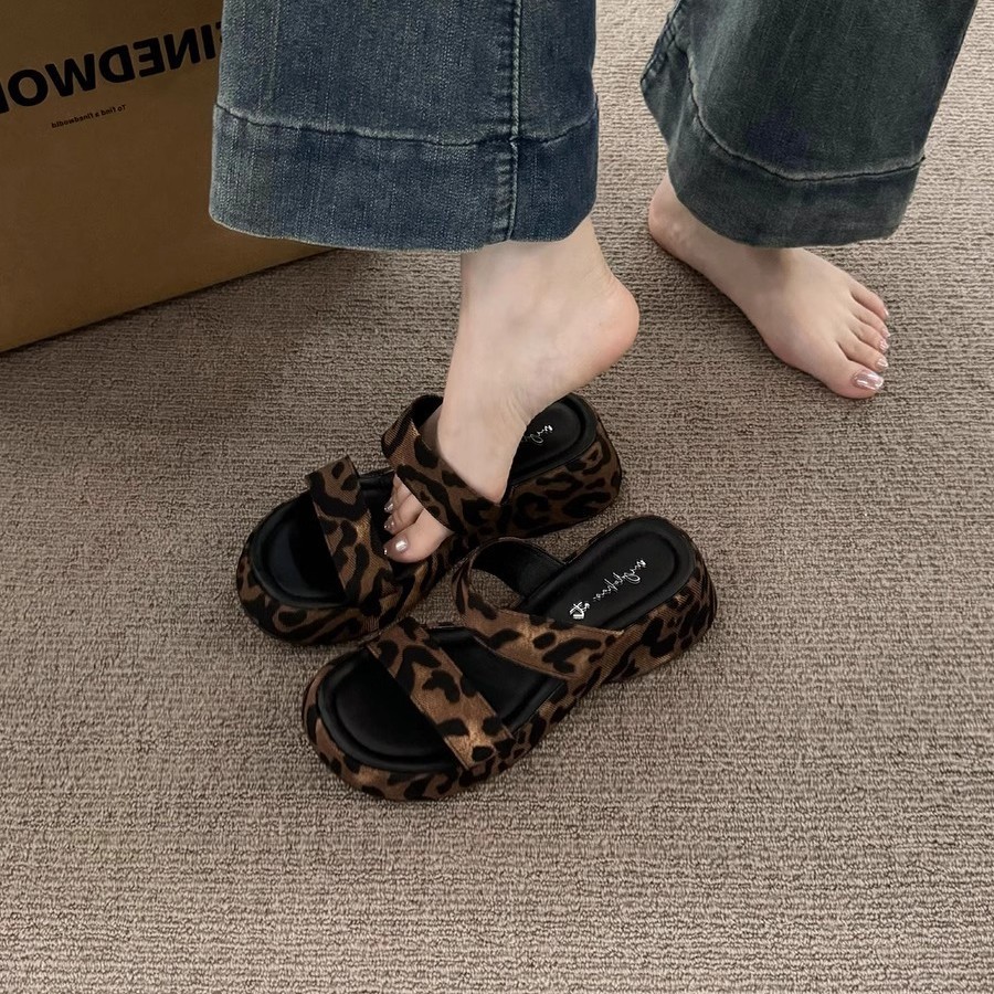 Sandalias y zapatillas de plataforma de bizcocho, zapatos de mujer, desgaste exterior 2025 nuevo estilo de verano con estampado de leopardo, aumento de temperamento, sandalias coreanas de moda