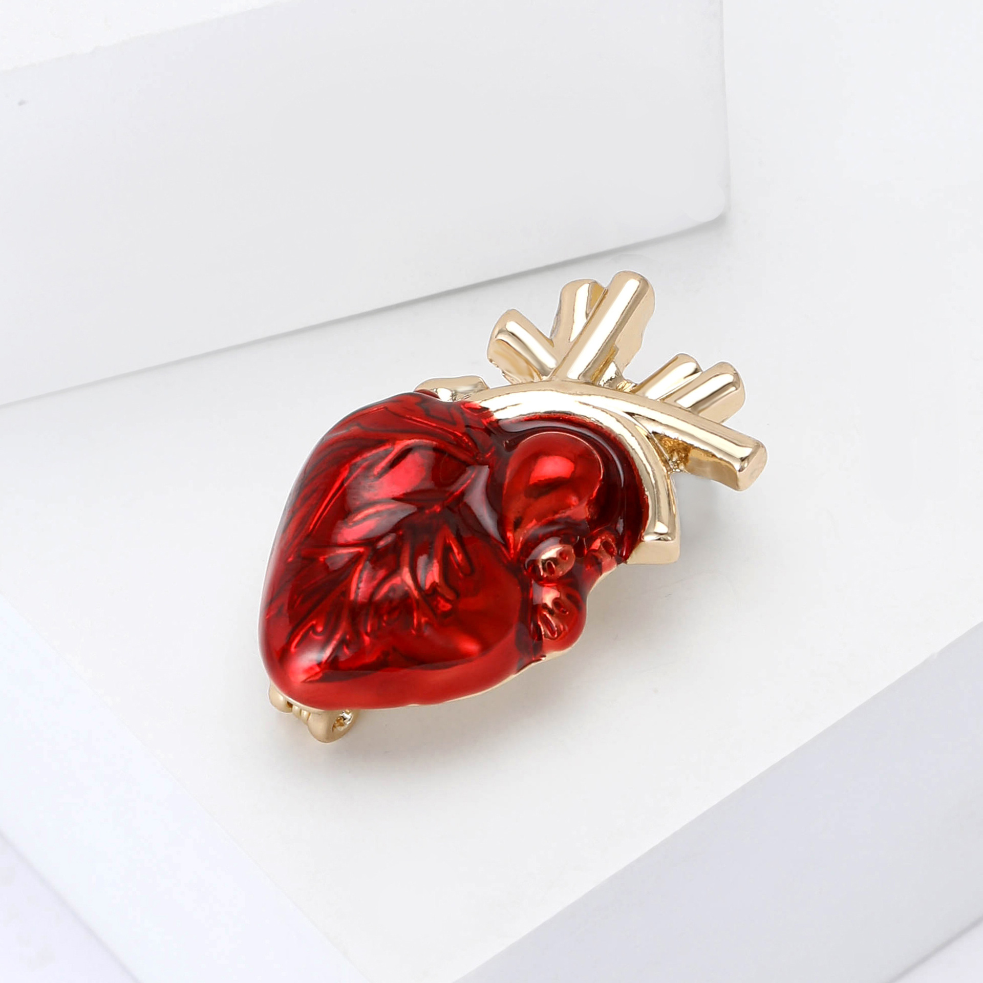 New European and American personality alloy enamel heart brooch versatile creative ladies suit coat corsage jewelry pins