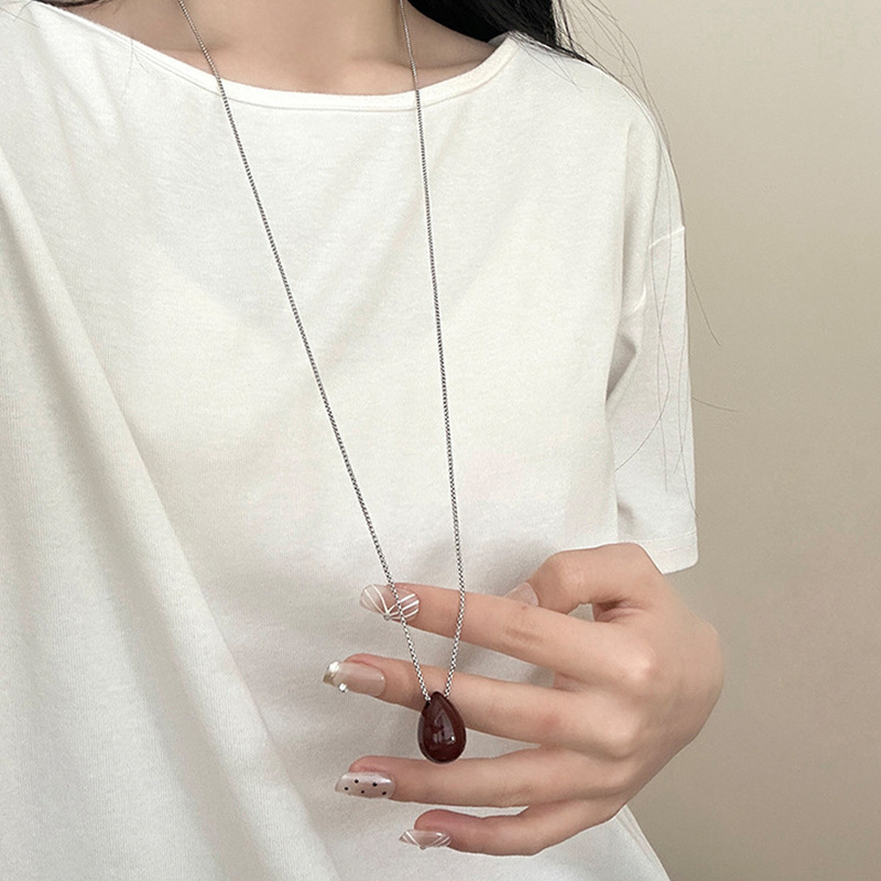 コールドスタイルのシルバーのブラッシュド加工ドロップペンダントネックレス、女性向け、ニッチなライトラグジュアリー、高級感、ロングタイプ、秋冬のセーターチェーンに万能|undefined
