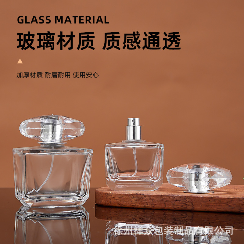 El fabricante vende botellas de perfume cuadradas al por mayor, presiona el spray y las botellas de vidrio transparente se dividen en botellas vacías de 30 - 100 ML.