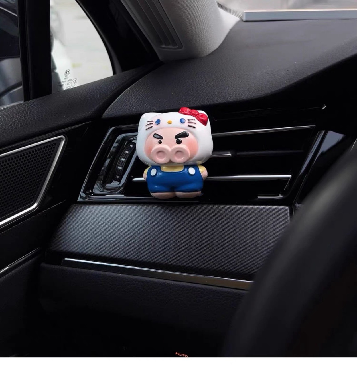 Cartoon pig car air freshener, KT cat car air vent accessory, decorative perfume ornament, diffuser stone, cute cross-border product