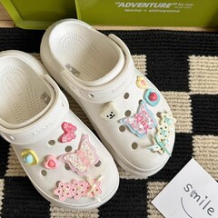 赤い本の同じタイプの蝶のリボンの靴の花の装飾のボタンはdiyピンク系の穴の靴の花の靴のボタンを取り外します。