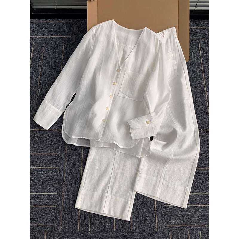 2025 весной носить полный набор старых денег, ветер, расслабляющий набор белые рубашки с v-образным вырезом, брюки из двух частей, женская одежда