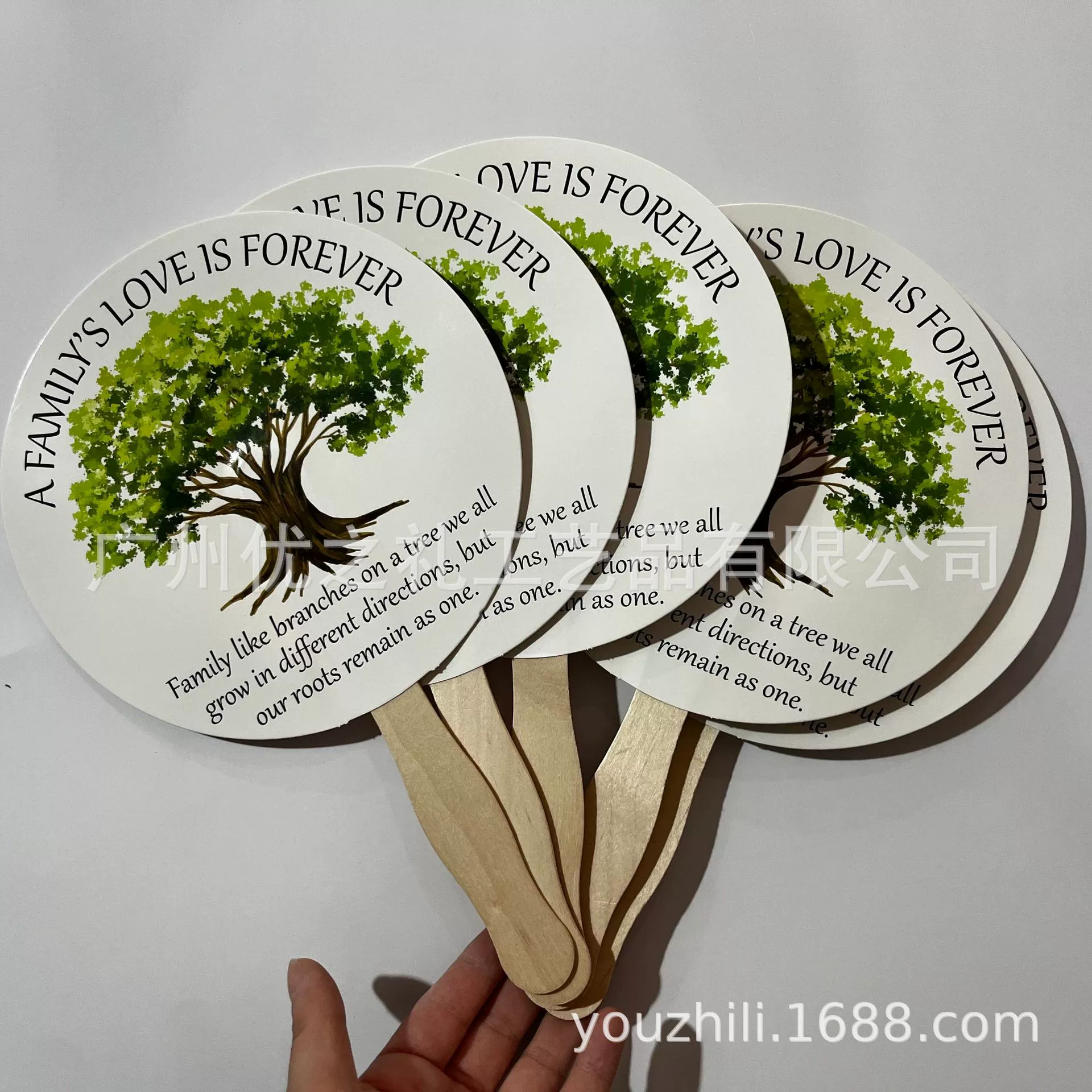 Завод в Гуанчжоу изготавливает на заказ рекламные веера с деревянной ручкой, экологичные бумажные веера, рекламные веера различных форм.