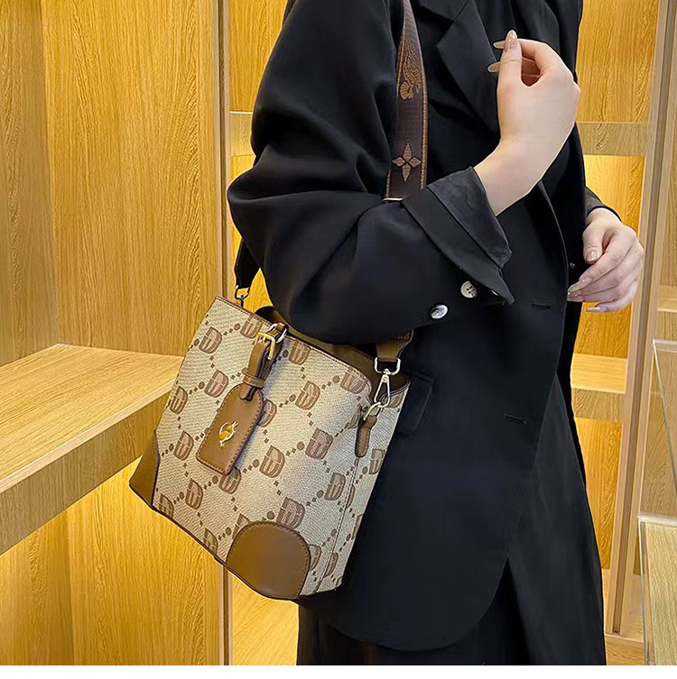 2023 Autumn New Live Broadcast Hot Style Contrast Color Bucket Bag One Shoulder Crossbody Fashion Wide Shoulder Strap Women's Bag Manufacturer _voghion.com