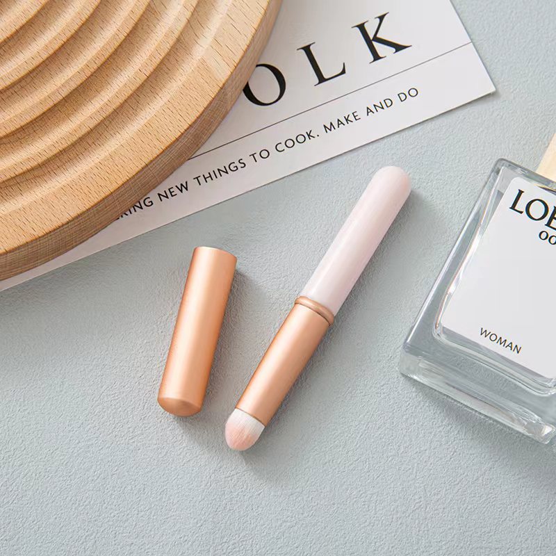 Mini cepillo de labios con tapa portátil artista de maquillaje corrector especial cepillo floreciente mango corto mini cabeza redonda cepillo de labios cepillo de lápiz labial