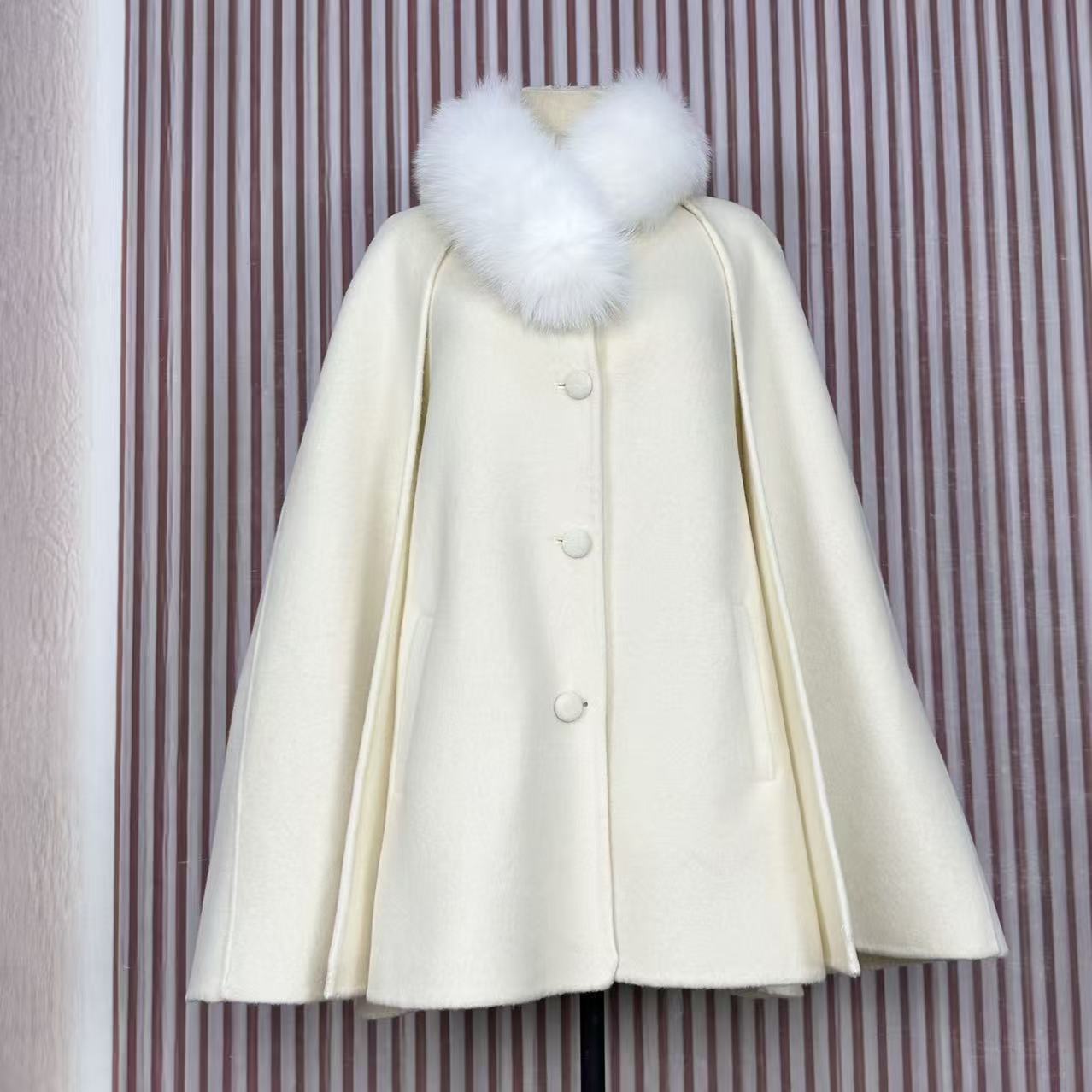 흰색 여우털 칼라
