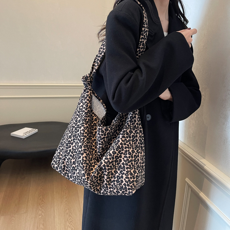 Estilo japonés y coreano estilo occidental de moda pequeño bolso de hombro con estampado de leopardo 2024 nuevo bolso de lona de gran capacidad bolso femenino de viaje al por mayor