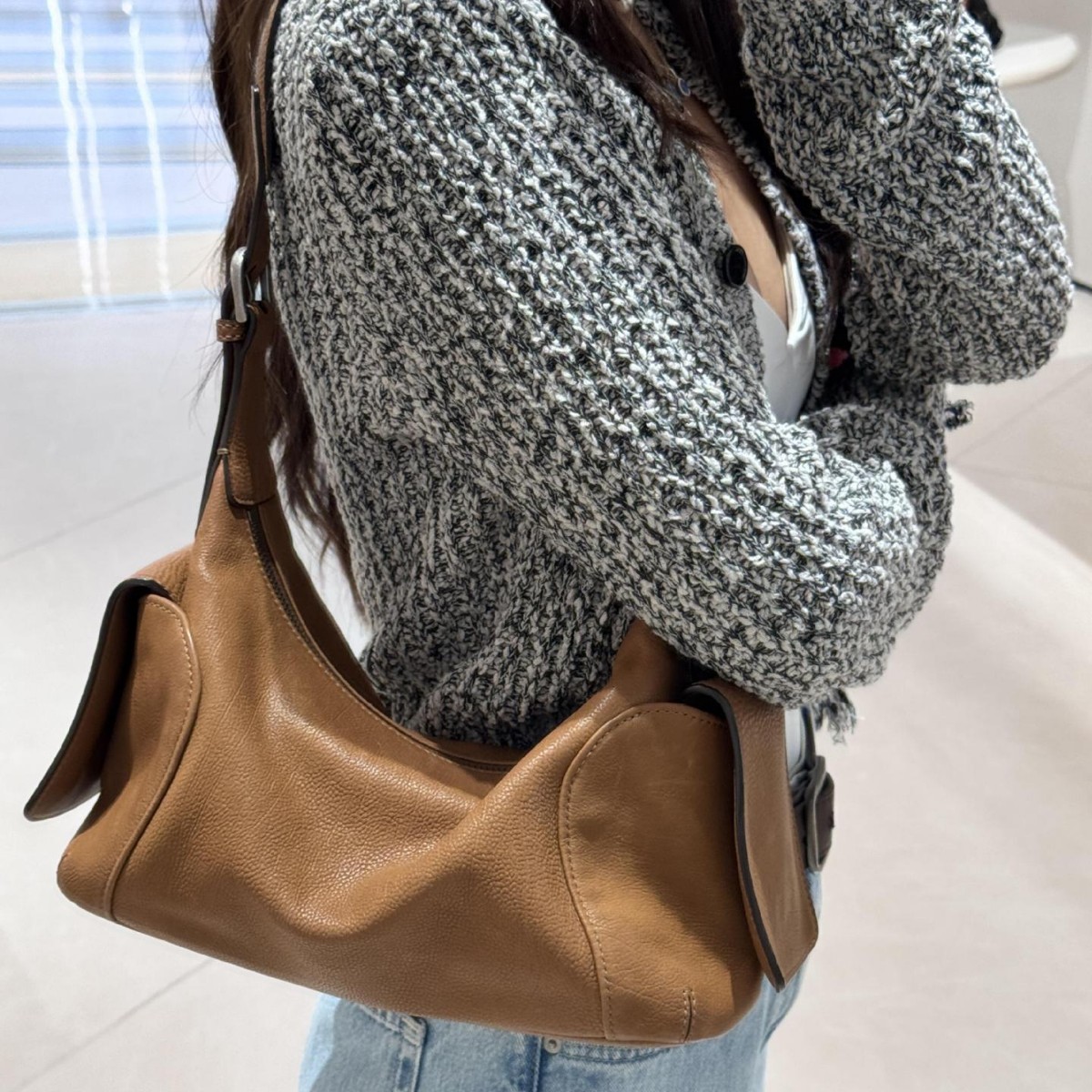 Vegetable-Tanned Cowhide Minimalist Hobo Bag - Unique Designer Shoulder Bag For Women, Versatile Genuine Leather Dumpling Bag For Commuting - Thumbnail 2