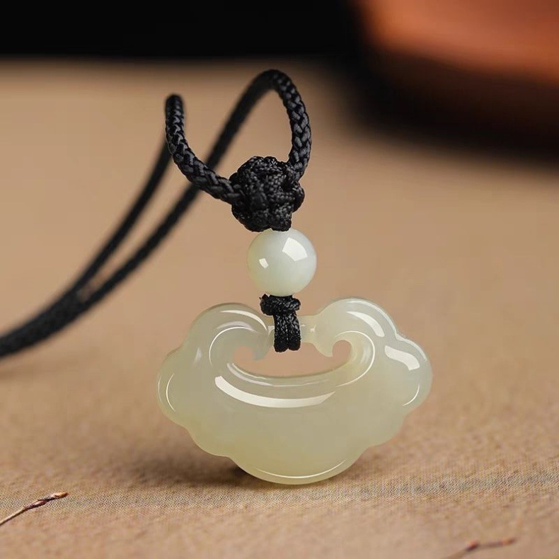 Mặt dây chuyền ngọc Hetian hình mây lành khóa an toàn, dài 25–30 mm — Màu xanh nhạt, Màu nắng đậm, Màu nắng trung tính chi tiết 9