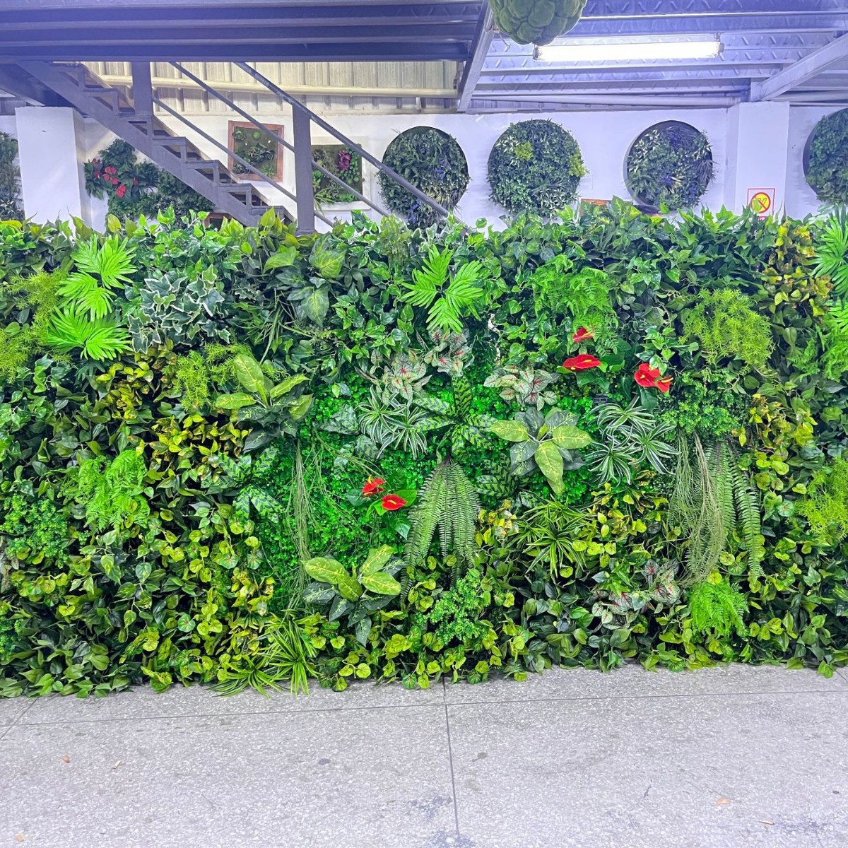 Pared de planta de simulación retardante de llama paisajismo interior y exterior pared decorativa de planta verde canal de partición de eucalipto pared de planta artificial