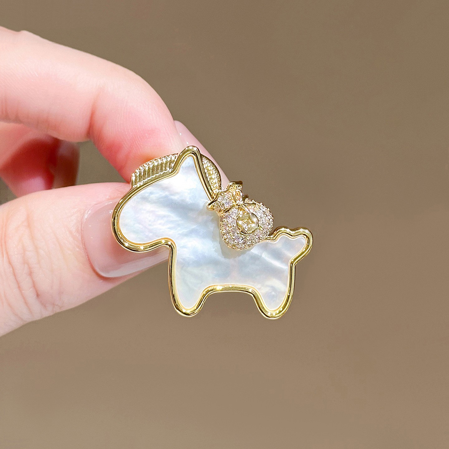 Spilla di lusso di alta qualità con pony di diamanti scintillanti, squisita, versatile, dal design unico, elegante, leggera e di alto valore._voghion.com