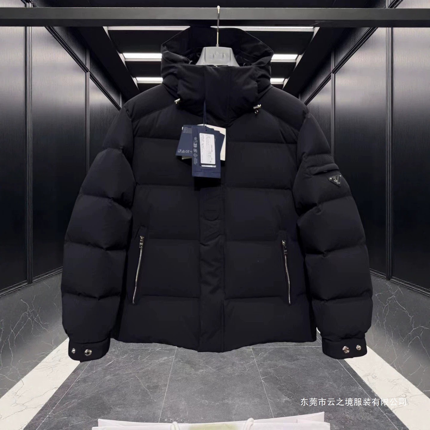 男士三角徽章袖标短款羽绒服夹克外套男装保暖上衣外套95%白鹅绒