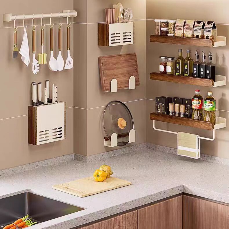 美ラードの台所の物置棚は穴を開けないで調味料をかぶせます。|undefined