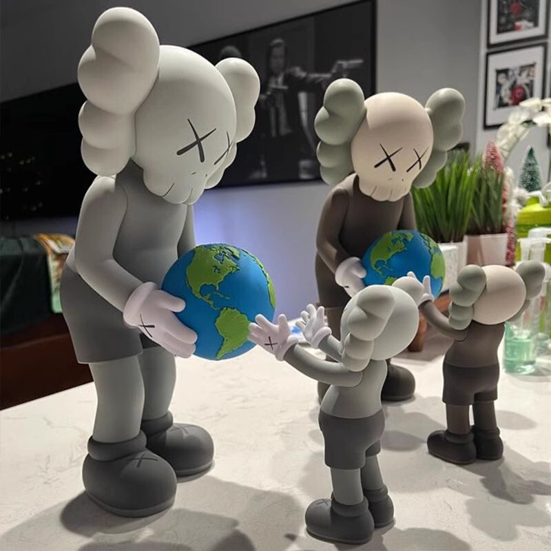 Mandkaws Holds the Earth Trendy Toy Doll Kaws the Proimse Kaws Hand-Made Art Ornament Model