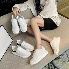 麦昆達の白い靴の女性の高いバージョンの新型のカジュアルな厚い底の内は高くなって版の運動靴の男性の黒い尾の麦坤の板の靴を上げます。