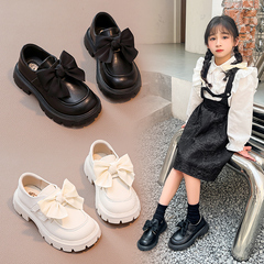 本革の女の子の靴の子供の小さい靴2025春秋の新型の靴の柔らかい底の黒色の春の英倫風