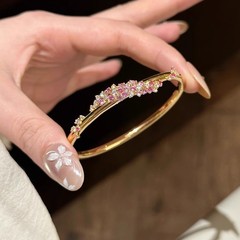フランスの中古風ピンクの花のブレスレットは贅沢で高級感があります。