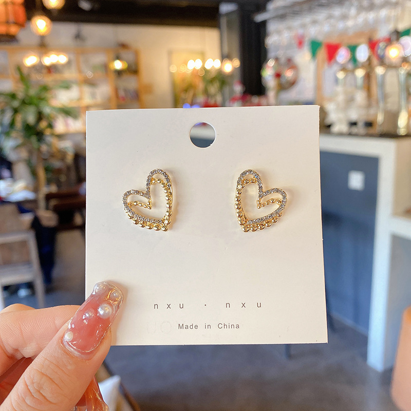 Pendientes transfronterizos, pendientes de metal de alta calidad, pendientes de 2025 nuevos pernos de moda, temperamento ligero y lujoso, pendientes de atmósfera