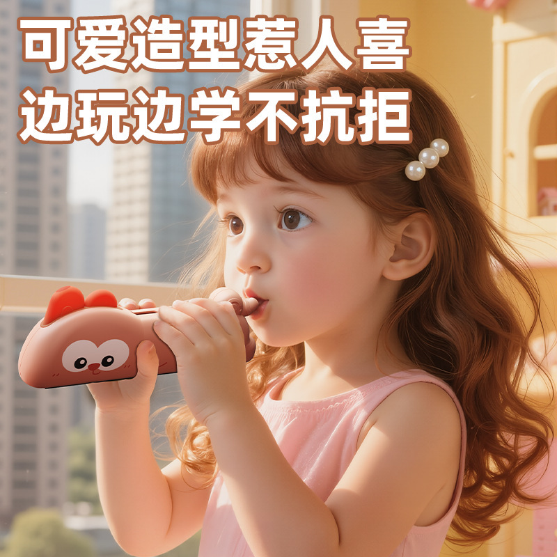 子供は大きいサイズの口オルガンを吹くことができます。|undefined