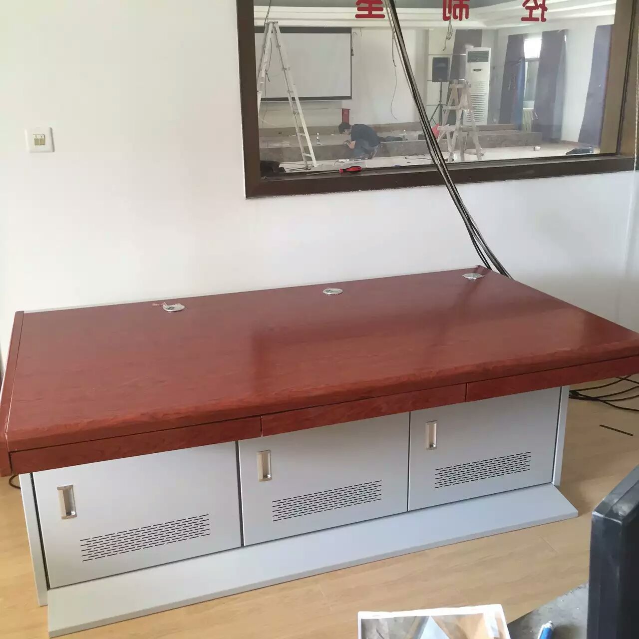 豪华木面喷漆操作台 3联三工位监控台 2联 双联监控台 五联控制台