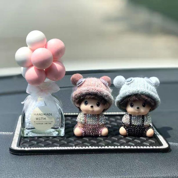 Decoraciones de automóviles en línea muñecas lindas decoraciones de automóviles accesorios de automóviles en línea dibujos animados de plástico femenino belleza de la noche