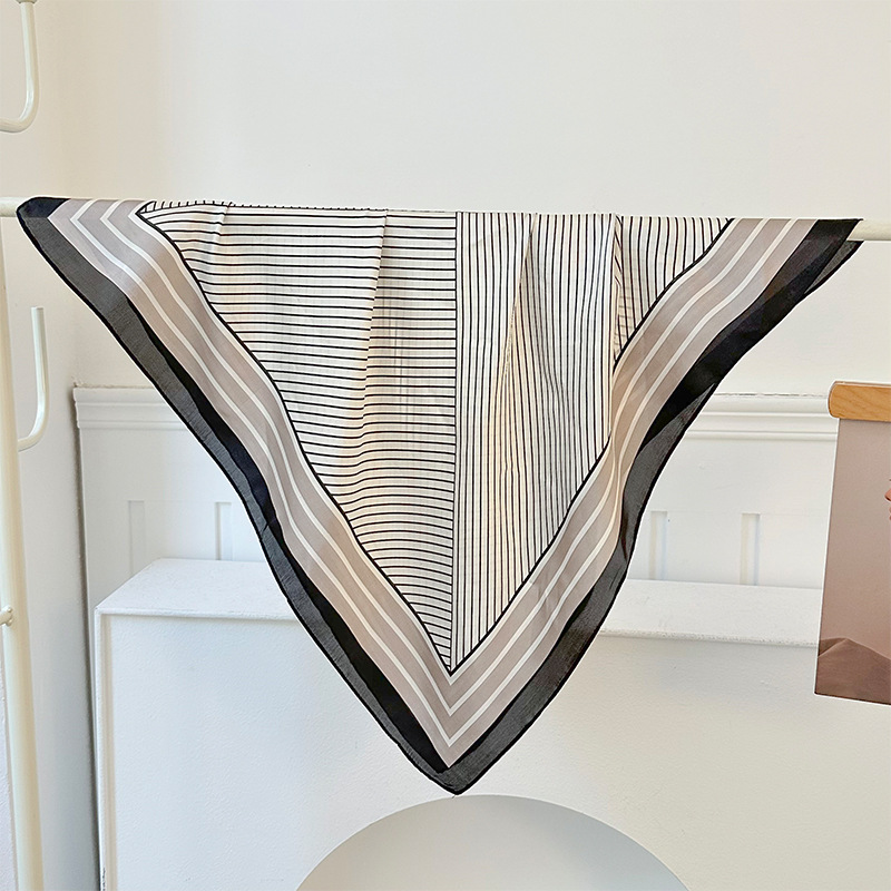 Bufanda de seda, bufanda cuadrada pequeña, sensación de alta gama, nuevo bolso de todo fósforo, pañuelo en la cabeza, cinturón para el cabello con camisa, bufanda decorativa, chal pequeño