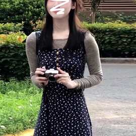 2024新款早秋穿搭一整套小个子减龄时尚洋气蓝色碎花吊带连衣裙女