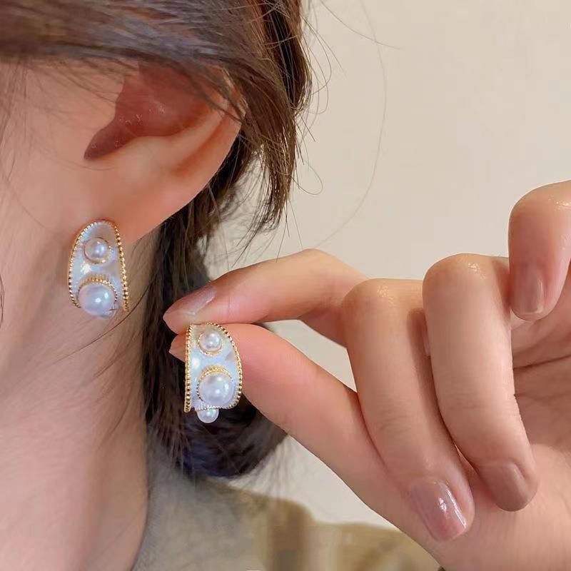 Fashionable retro elegant earrings from pearl