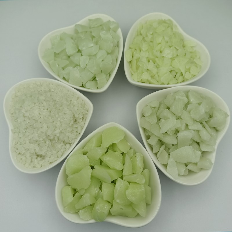 夜光石厂家批发 荧光石夜光玻璃颗粒 荧光跑道星空路面高亮夜光石