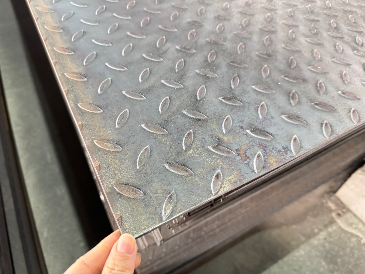 厂家供应花纹钢板Q235BQ345B防滑菱形建筑装潢钢材镀锌花纹板压花