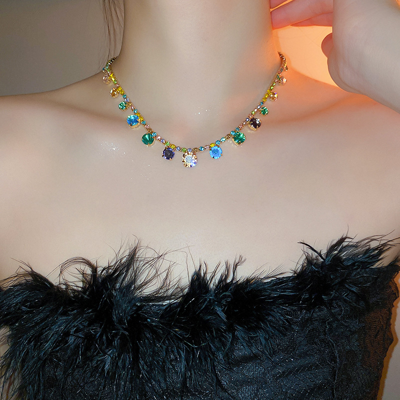 Farbenfrohe, mit Dopamin besetzte Diamanthalskette in Südkorea mit leicht luxuriösem Designgefühl. Die Schlüsselbeinkette ist_voghion.com