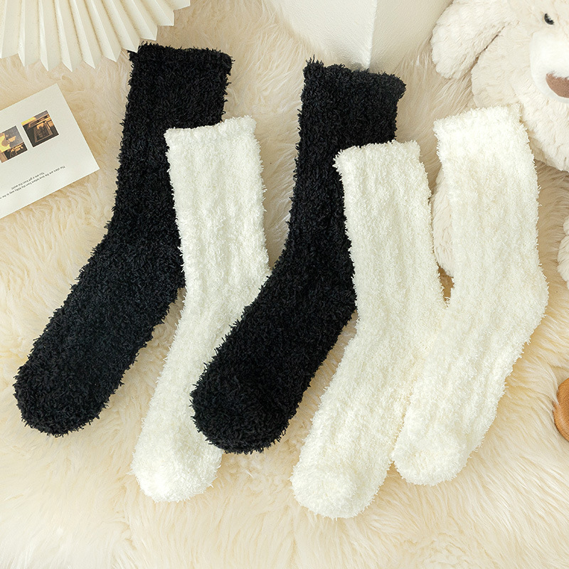Black and White Coral Fleece Socks for Girls, Autumn and Winter Mid-Calf Socks, Home Floor Socks, Thickened and Fleece Postpartum Socks, Non-Falling Hair Socks
