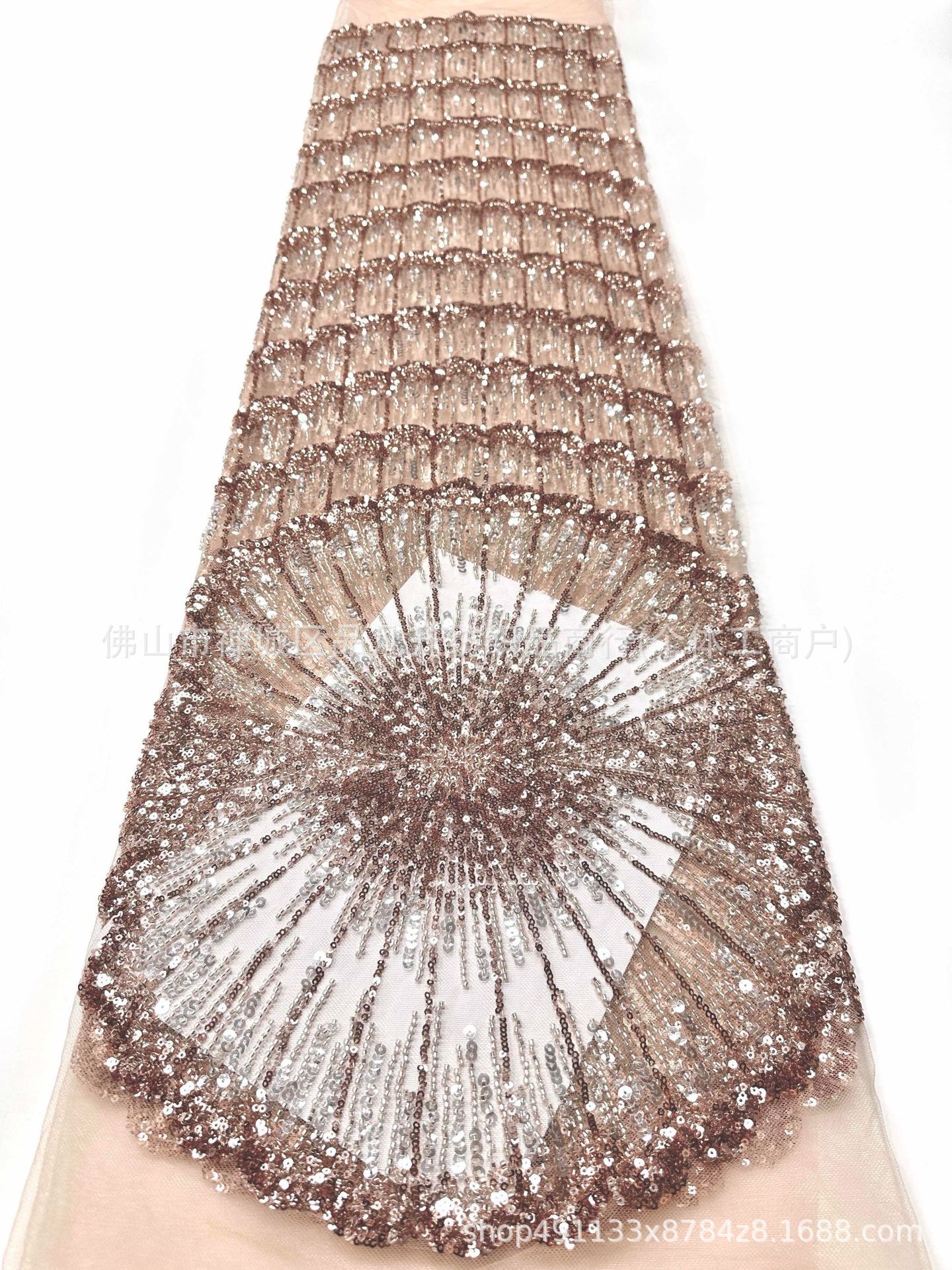 Desfile de pasarela con gran flor en forma de ventilador de sequilla tela de cuentas de clavos ligera cena de lujo alta tela de vestido delgado