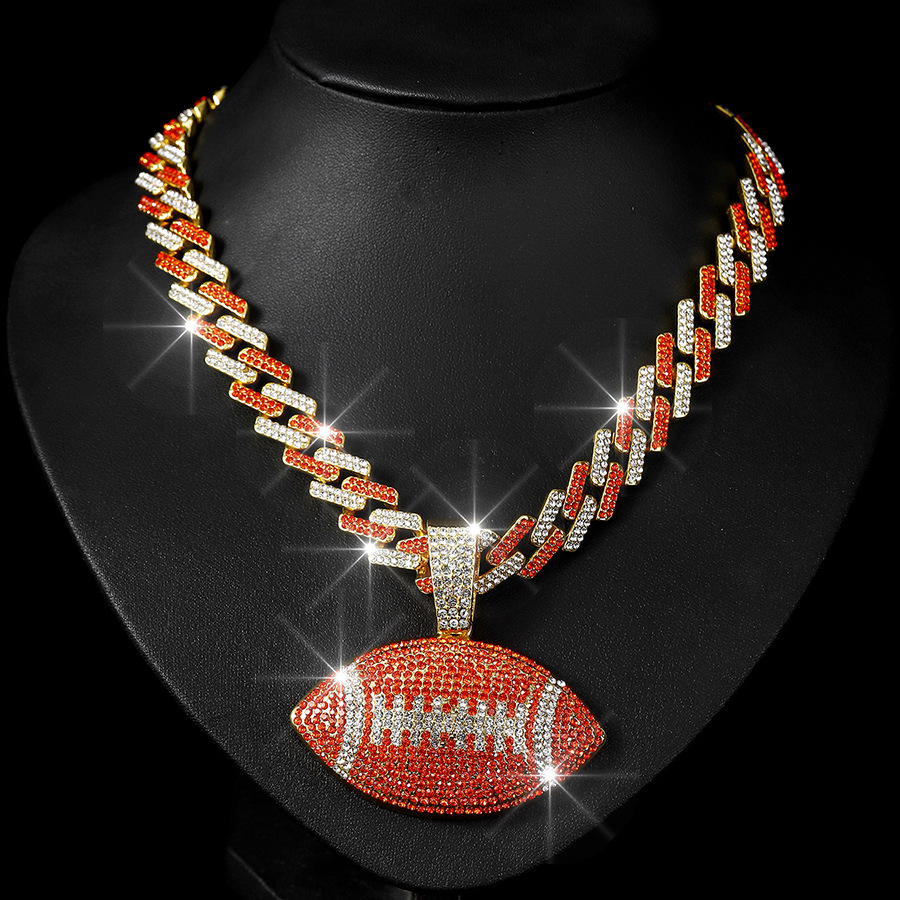 Colgante de aleación de rugby de diamante de color de venta caliente transfronterizo Diseño de moda transfronterizo Color Bola de diamante Hip Hop Collar cubano