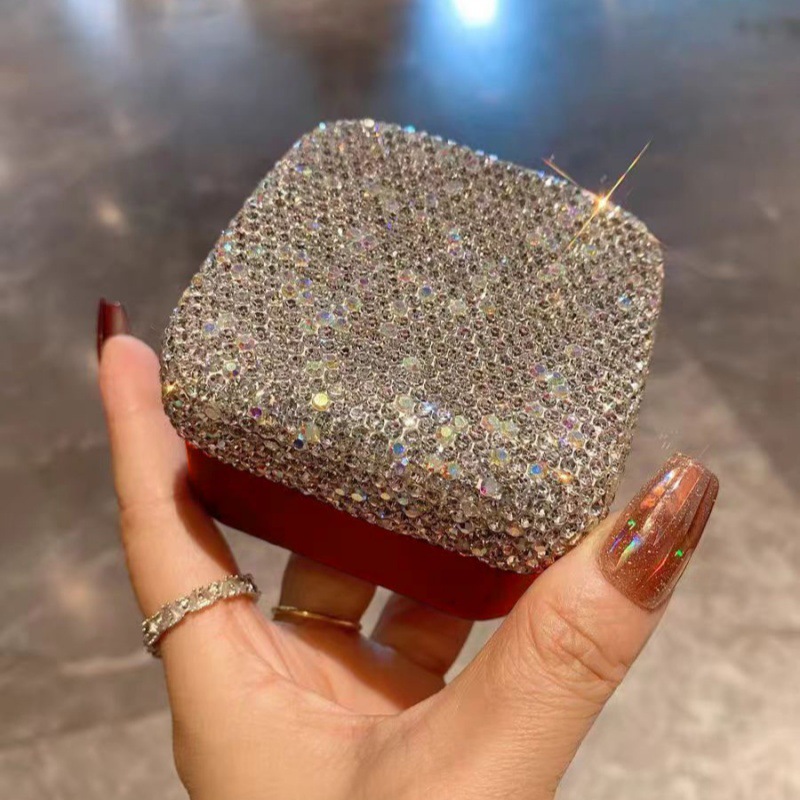 빨간 바닥 보석 상자