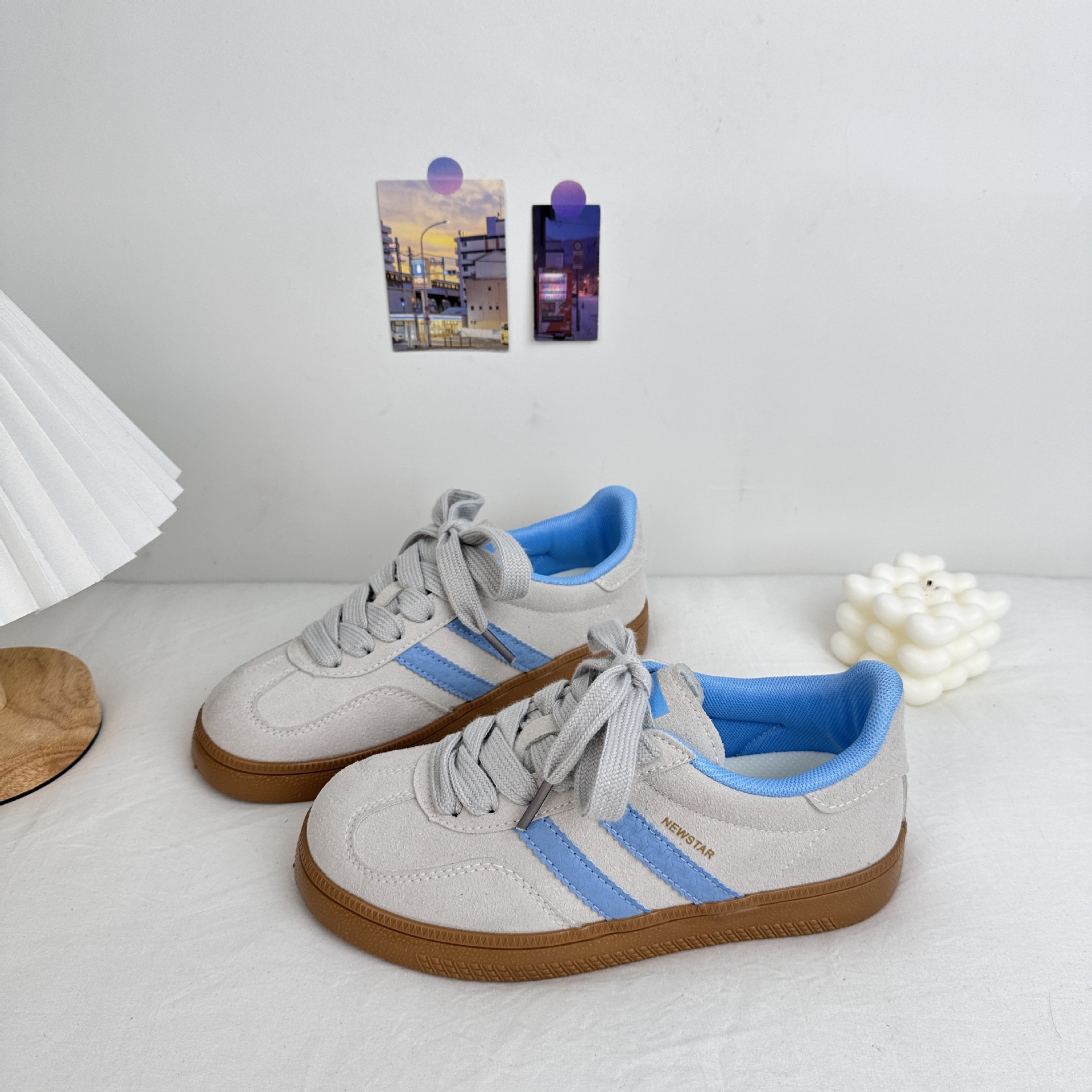 Yuanbo 2025 primavera nuevo estilo zapatos de entrenamiento alemanes de corte bajo estilo femenino de Hong Kong zapatos de lona estilo universitario de nicho zapatos casuales de tabla Harajuku generación