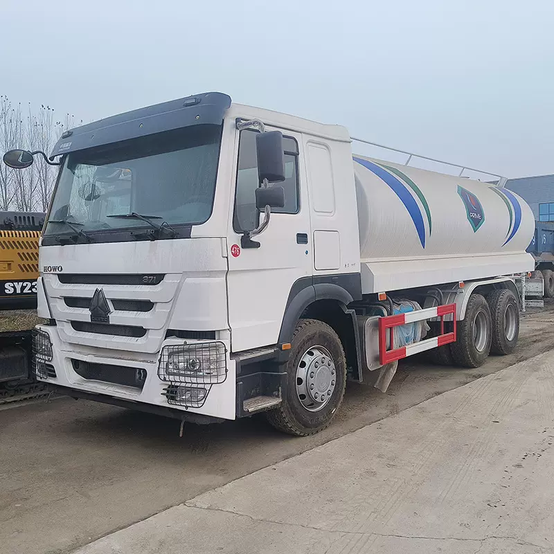 豪沃灌溉洒水一体车跨境出口豪沃喷水车重汽豪沃20立方水罐洒水车