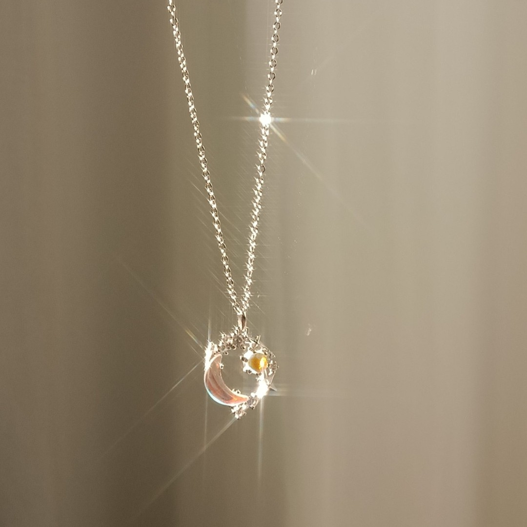 Collier ras du cou en verre et pierre de lune, orné d'une étoile et d'un pendentif lune. Un bijou polyvalent, luxueux et raffiné, parfait pour les tendances actuelles._voghion.com
