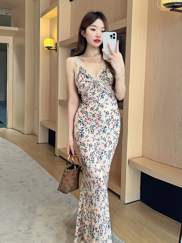 Graceful Floral Scenery, Charming Silhouette, Graceful Curves, Lace Floral Skirt, V-Neck Suspender Skirt, Slim Dress Graceful Floral Scenery, Charming Silhouette, Graceful Curves, Lace Floral Skirt, V-Neck Suspender Skirt, Slim Dress