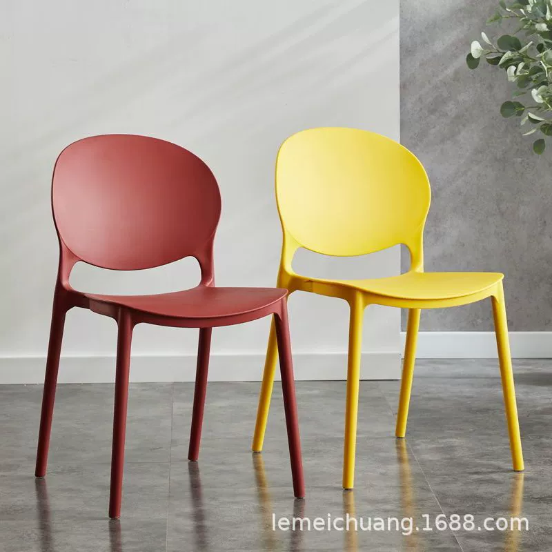 Скандинавский современный простой утолщенный пластиковый обеденный стул со спиной может быть сложен для коммерческого ресторана