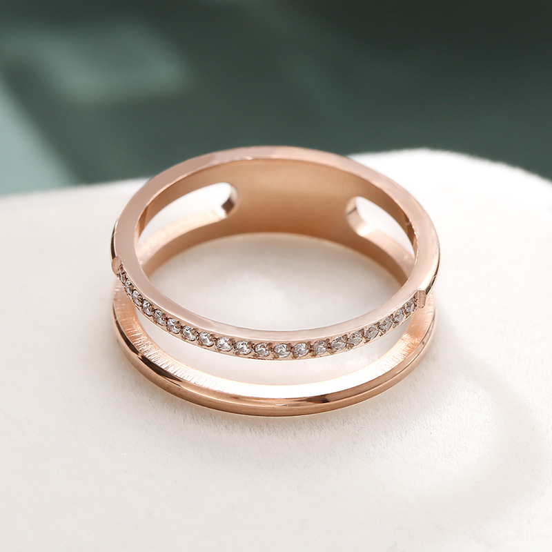 Doble capa de doble fila de diamante de acero de titanio 18K oro rosa de color oro No se desvanece estrella red anillo rojo moda femenina