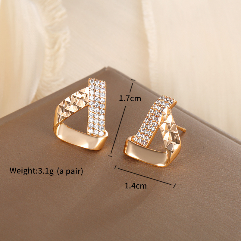 Pendientes triangulares de aleación Xuping con baño electrolítico para mujer, pendientes de lujo ligero de alta gama, estilo minimalista y moderno.