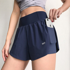 運動半ズボンの女性は光を防ぐフィットネスがゆったりしています。