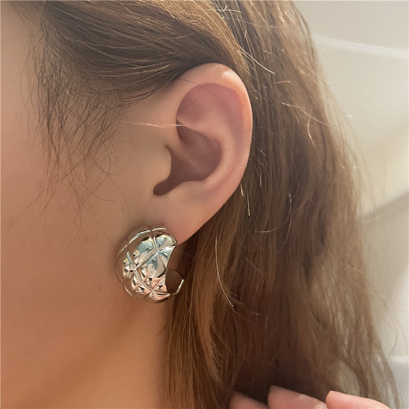 Nihaojewelry Jewelry Wholesale Simple Diamond Pattern C-shaped Geometric Earrings display picture 3