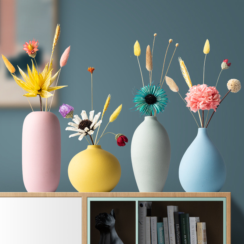 北欧のマカロンの手作りの陶磁器の小さい花瓶は家庭の工芸品を飾って客間の生け花の乾いた花を飾って飾ります。