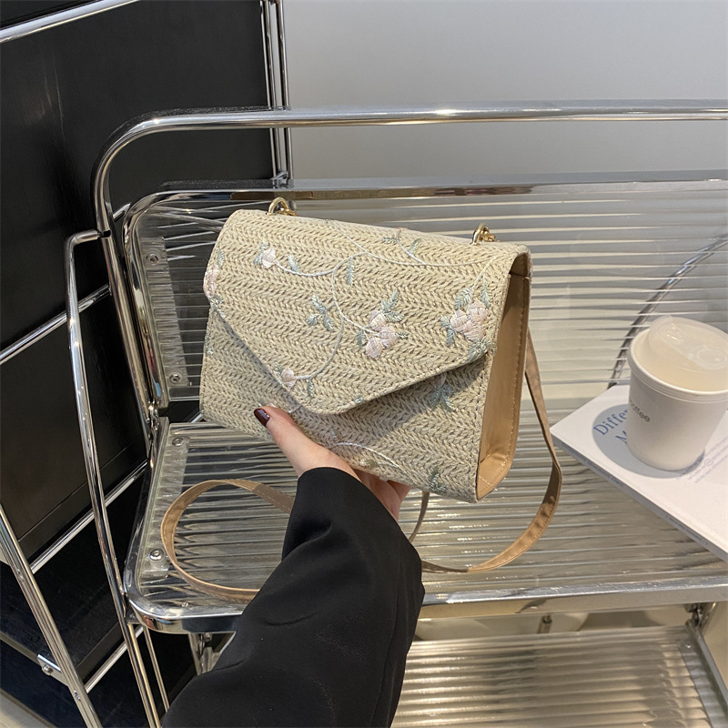 Borsa a tracolla in paglia intrecciata elegante e versatile_voghion.com